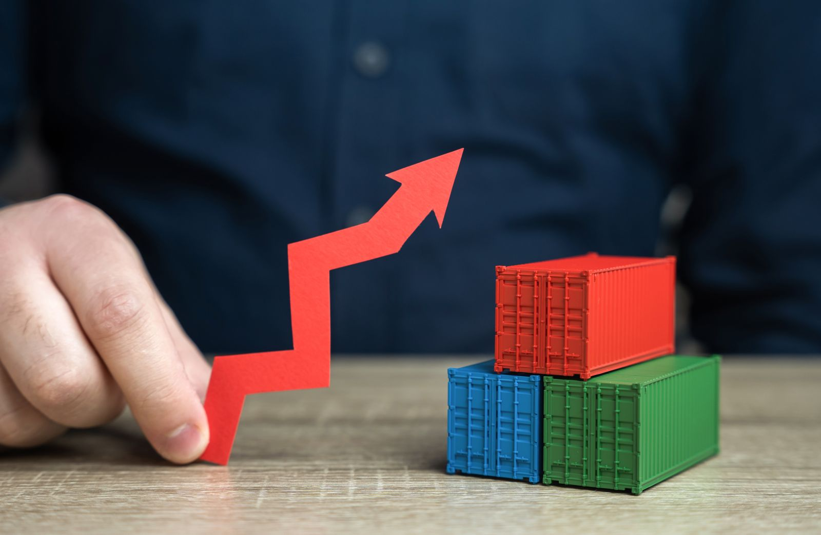 Repercusiones económicas: mercados vigilantes y riesgo reputacional para sectores portuarios 📉🏗️