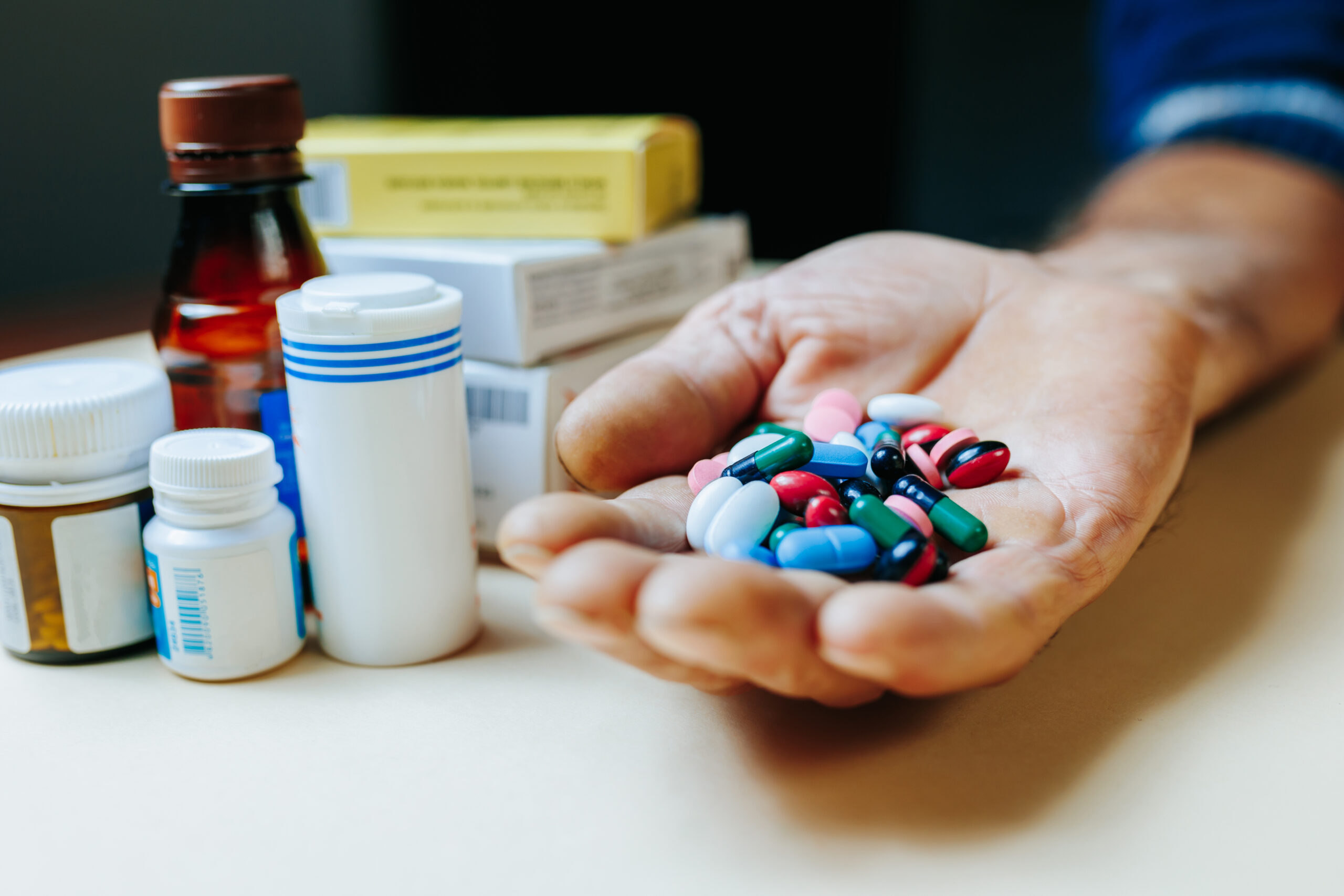 Acusan a farmacéuticas extranjeras de retrasos 💊🌍
